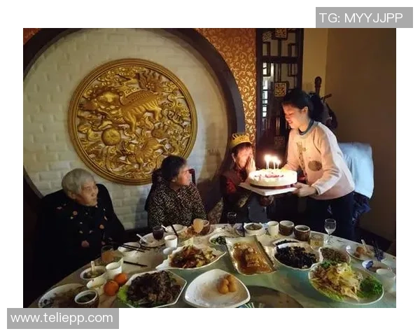 足球明星欢聚一堂共庆圣诞大餐分享温馨时刻与美好祝福